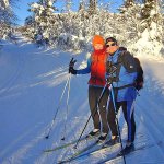Zwei-Skifahrer-mit-Langlaufski