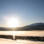 Wintersonne über verschneiter Landschaft