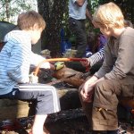 Schweden-Kinder-machen-Feuerholz
