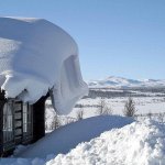 norwegische Hütte mit schneebedecktem Dach