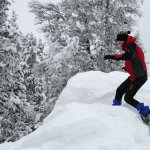 Frau bei Schneeschuhwanderung in Norwegen