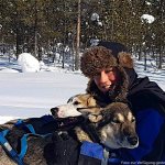 Frau mit zwei Huskies in Winterlandschaft