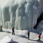 Wanderer laufen durch Eislandschaft in Norwegen