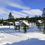 norwegisches Hüttendorf in verschneiter Landschaft