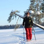 Frau wandert mit Schneeschuhen durch Schneelandschaft