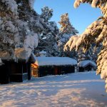 eingeschneite norwegische Holzhütte