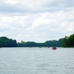 Gruppe Paddler in Kanus auf See in Mecklenburg