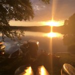 Sonnenuntergang am See mit Kanu und Paddler